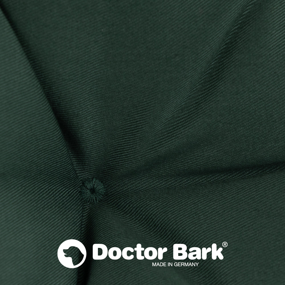"Grünes Doctor Bark orthopädisches Hundebett mit Nahtstelle und deutschem Logo."