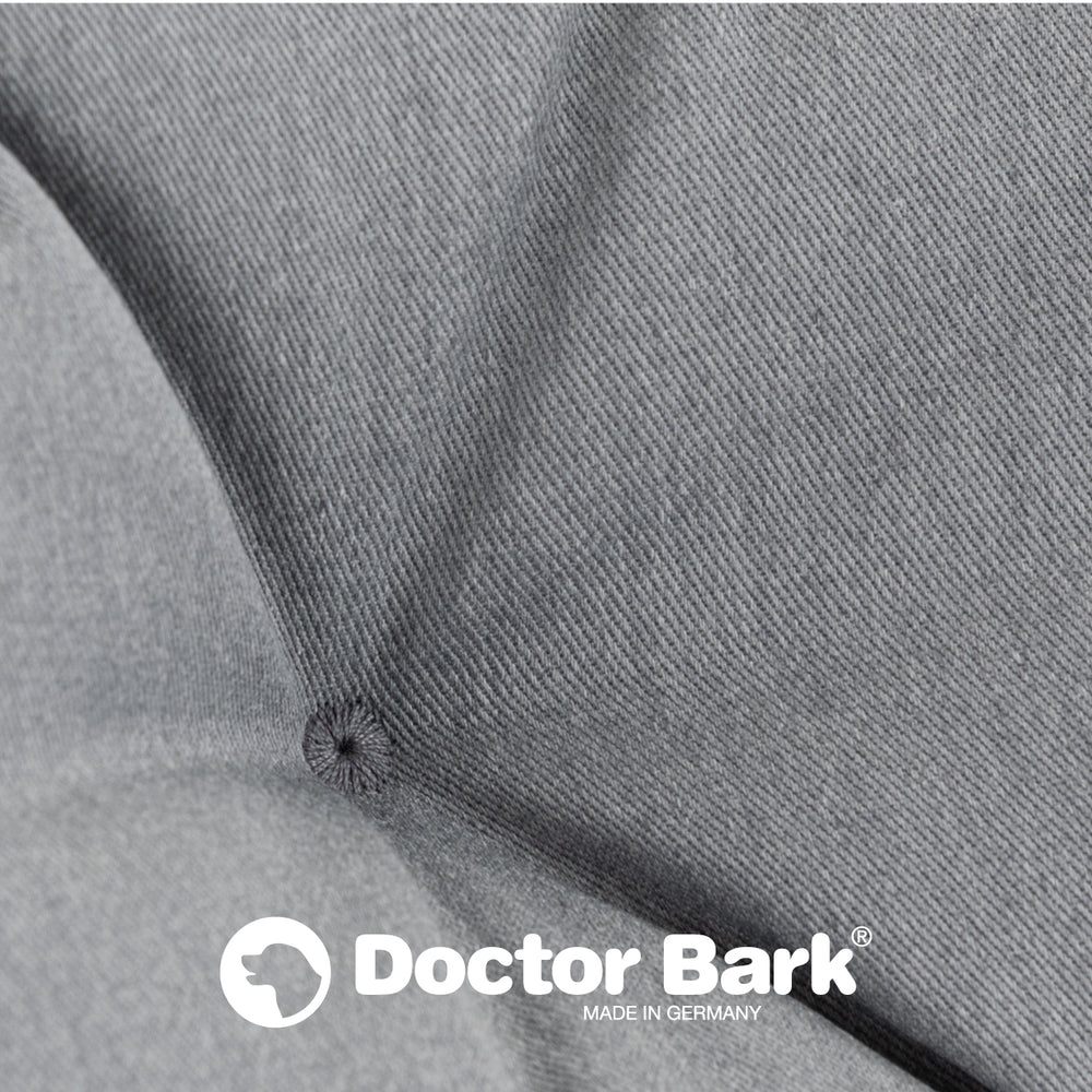 Graues orthopädisches Hundebett von Doctor Bark mit gestepptem Design und Logo. Ideal für den Komfort Ihres Hundes.