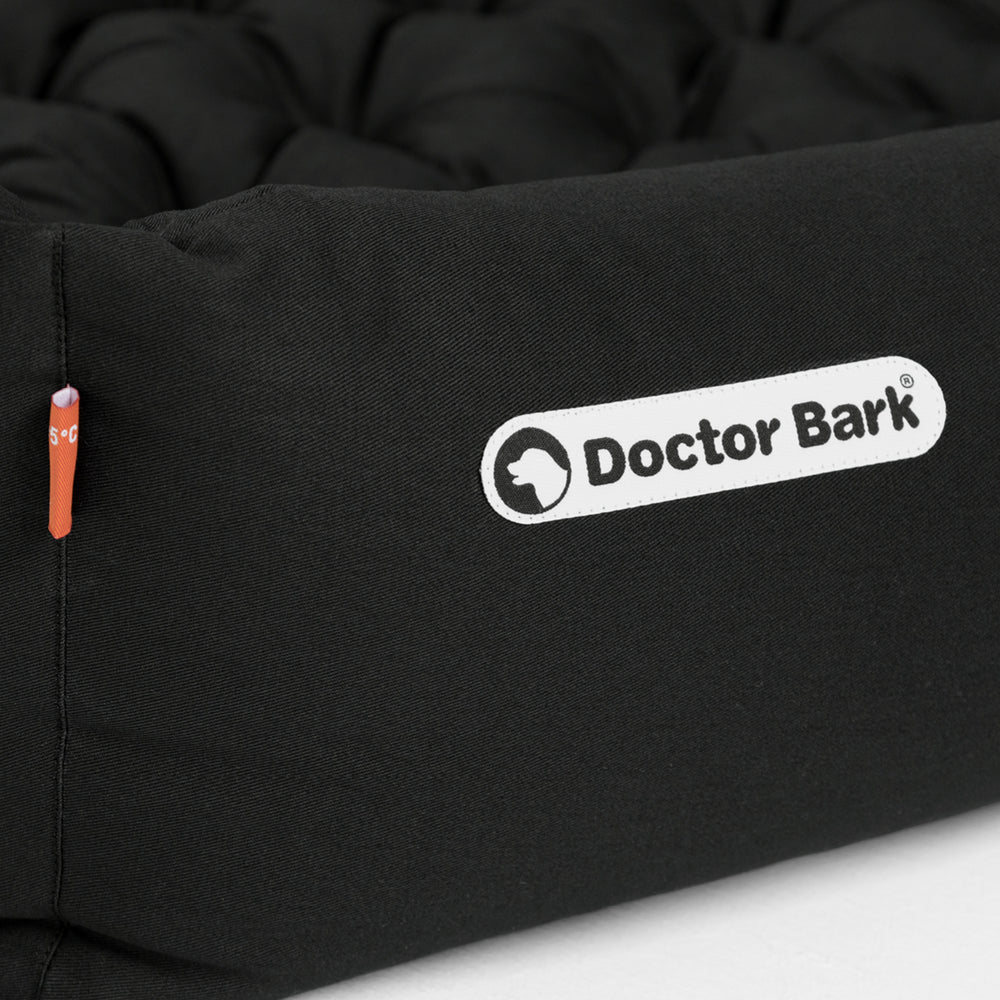 Schwarze orthopädische Hundematte von Doctor Bark mit gestepptem Design und komfortablen Polstern.