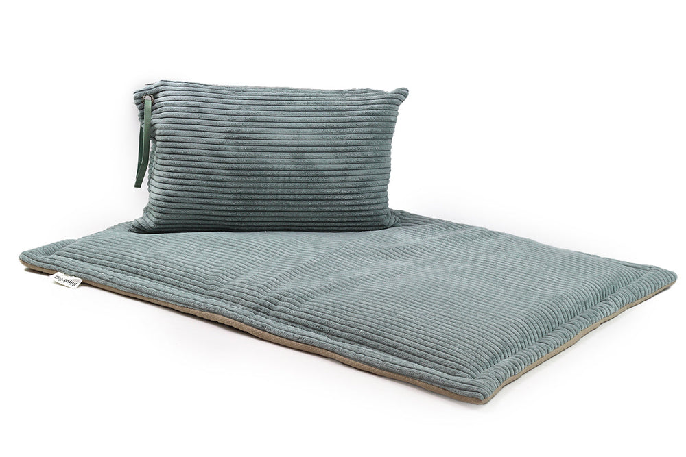 Hundereisedecke Cord in hellblau mit weicher, gerippter Oberfläche für optimalen Komfort unterwegs.