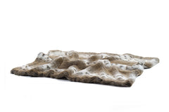 Große Hundedecke aus Webpelz in braun-weißer Farbgebung mit tierfellähnlichem Muster auf weißem Hintergrund.