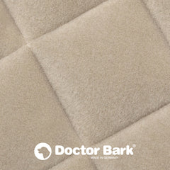 Beige Fleece Steppdecke mit quadratischer Polsterung und Doctor Bark Logo, hergestellt in Deutschland.
