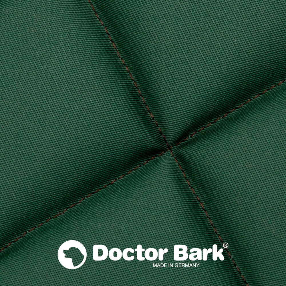 Grüne Fleece Steppdecke mit Kreuzmuster und Doctor Bark Logo, hochwertig verarbeitet und made in Germany.