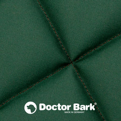 Grüne Fleece Steppdecke mit Kreuzmuster und Doctor Bark Logo, hochwertig verarbeitet und made in Germany.