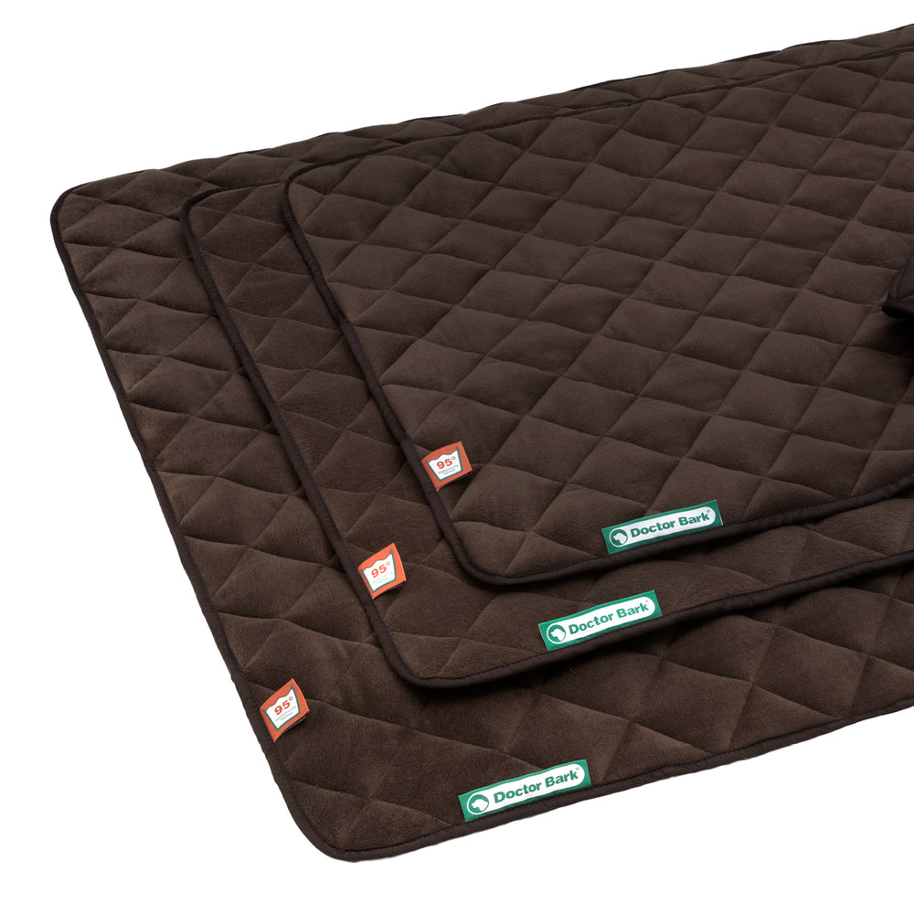Braune Fleece Steppdecken in verschiedenen Größen mit strukturierten Oberflächen und grünem "Doctor Bank" Logo.