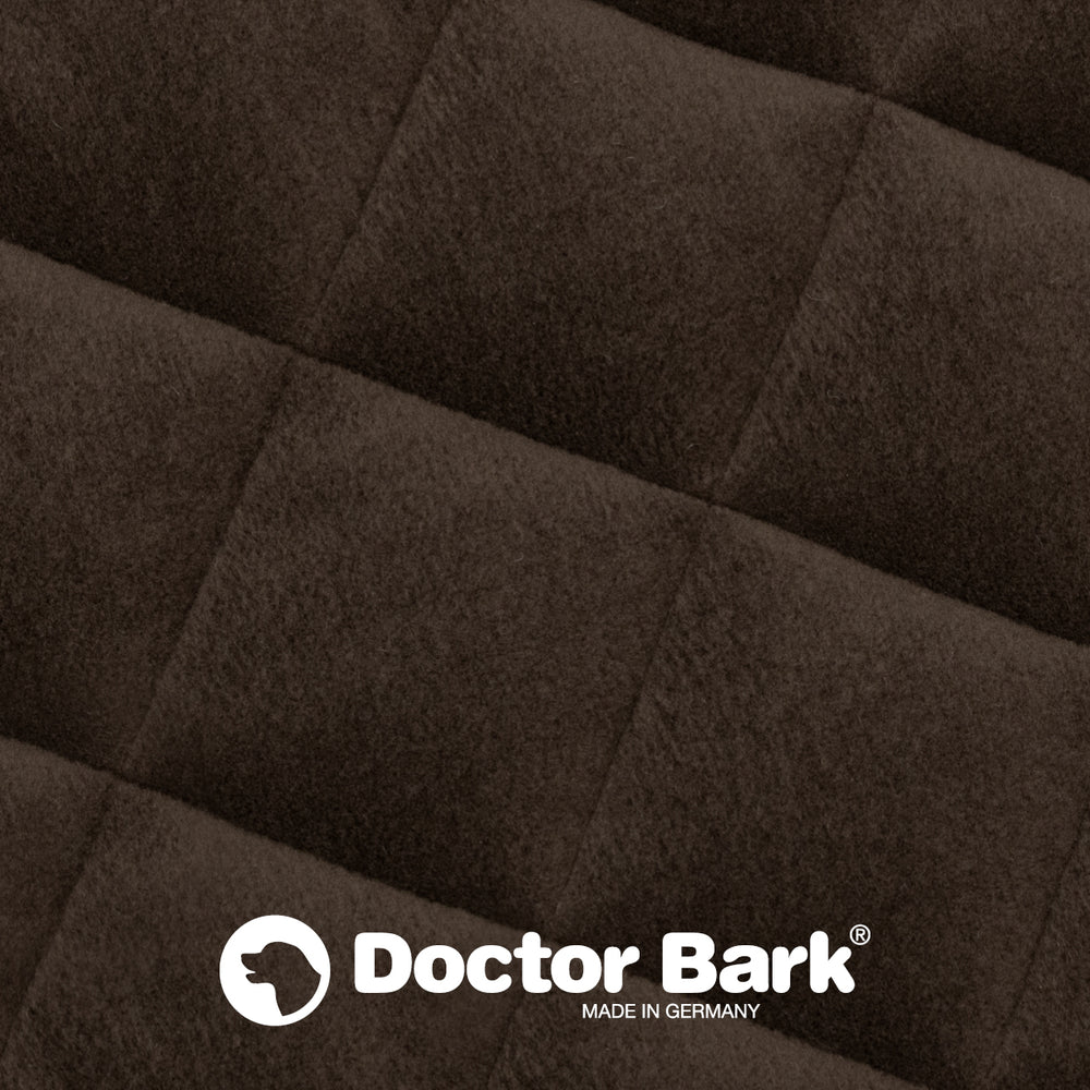 Braune Fleece Steppdecke mit rautenförmigem Quiltmuster und dem Logo "Doctor Bark", hergestellt in Deutschland.