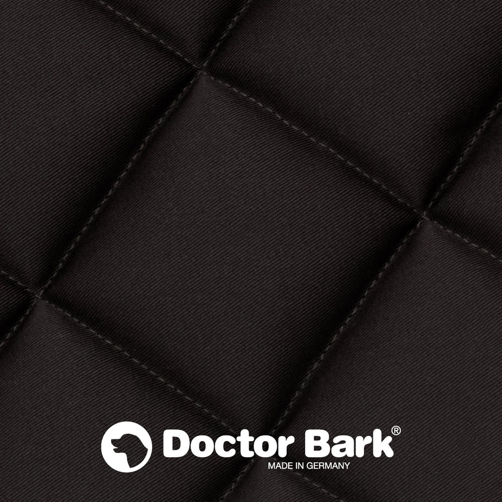 Schwarze Fleece Steppdecke von Doctor Bark mit rautenförmigem Muster, hergestellt in Deutschland.