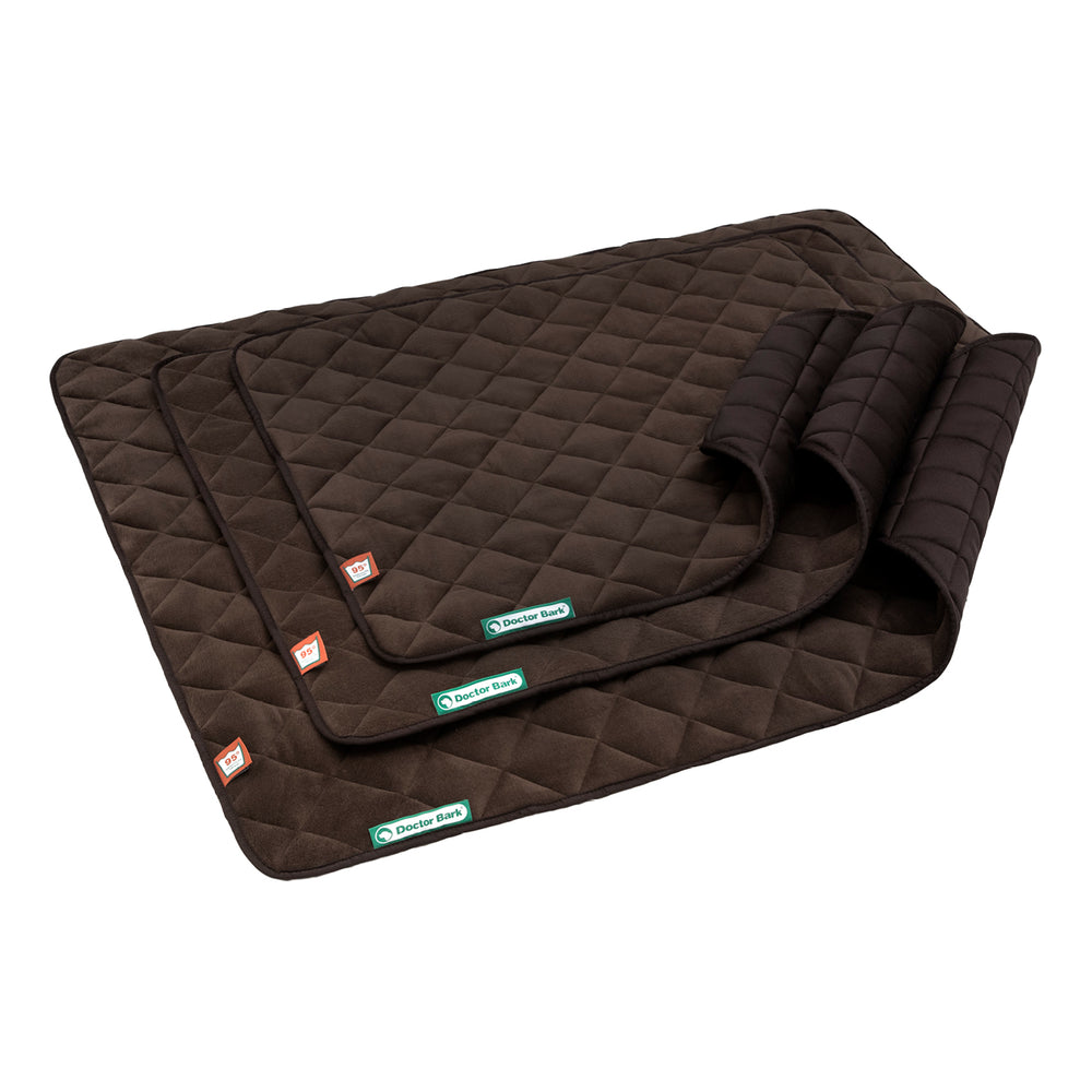 Braune Fleece Steppdecken in verschiedenen Größen mit diamantartiger Steppung und „Dachshund“-Label.