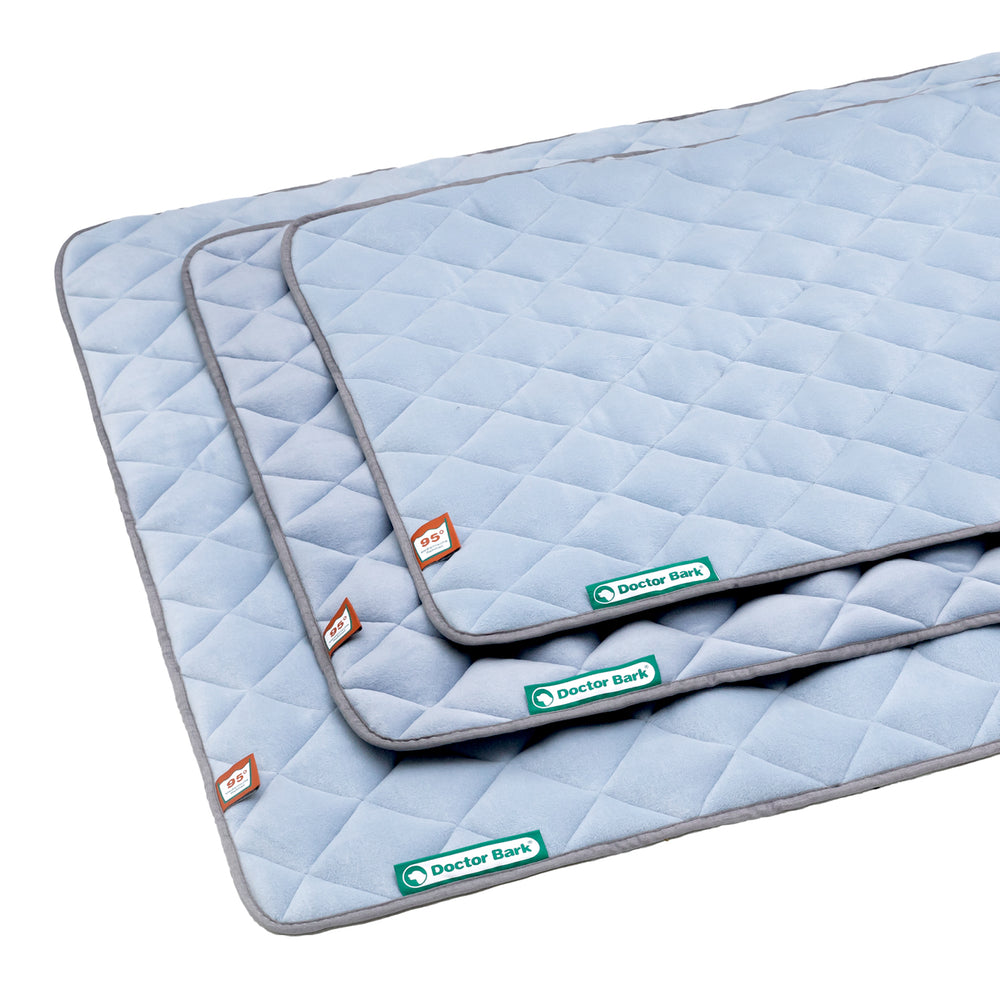 Hellblaue Fleece Steppdecke mit rautenförmigem Muster und grauer Umrandung, versehen mit "Doctor Bark" Logo.