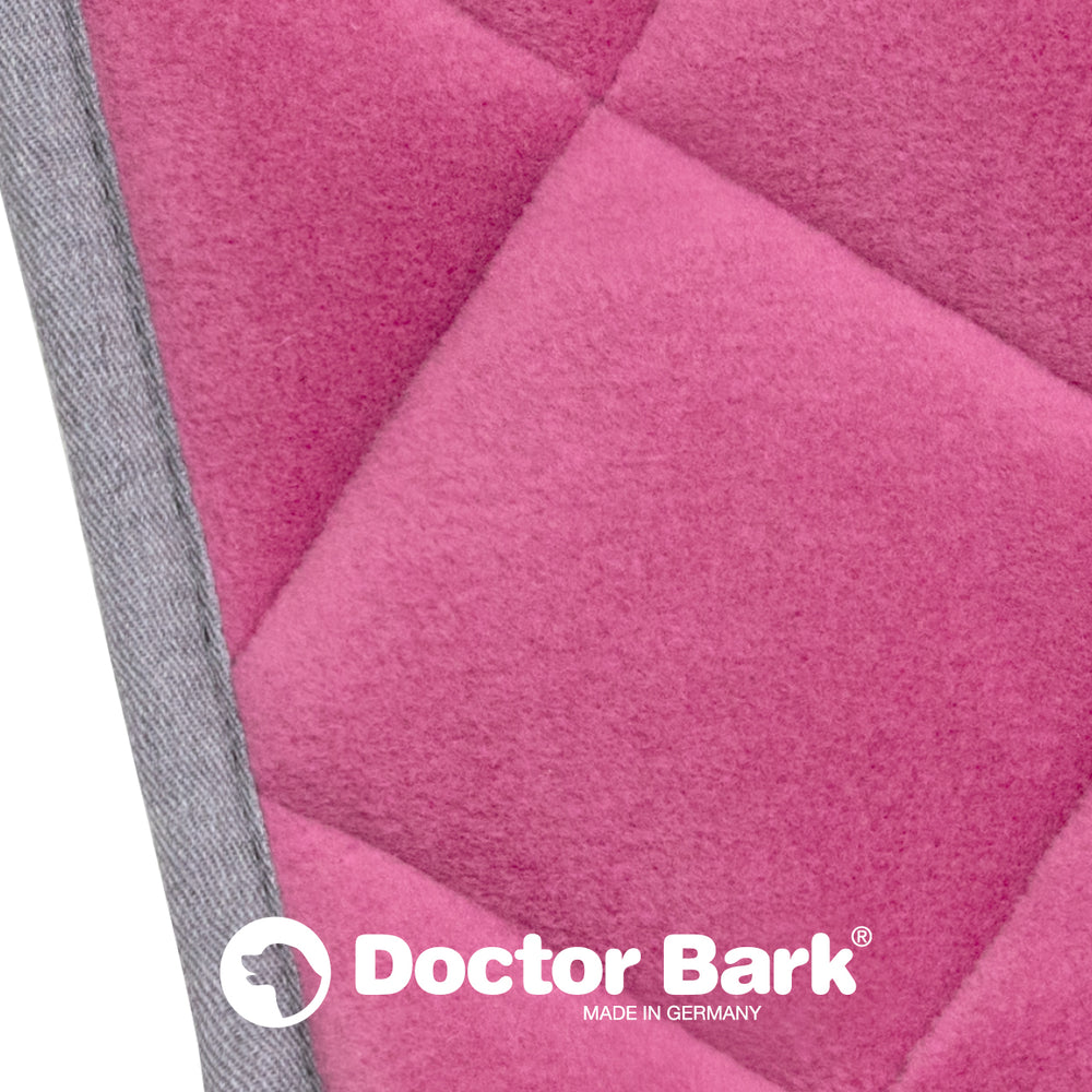 Pink Fleece Steppdecke von Doctor Bark, gepolstert mit diagonaler Musterung, ideal für gemütliche Abende.