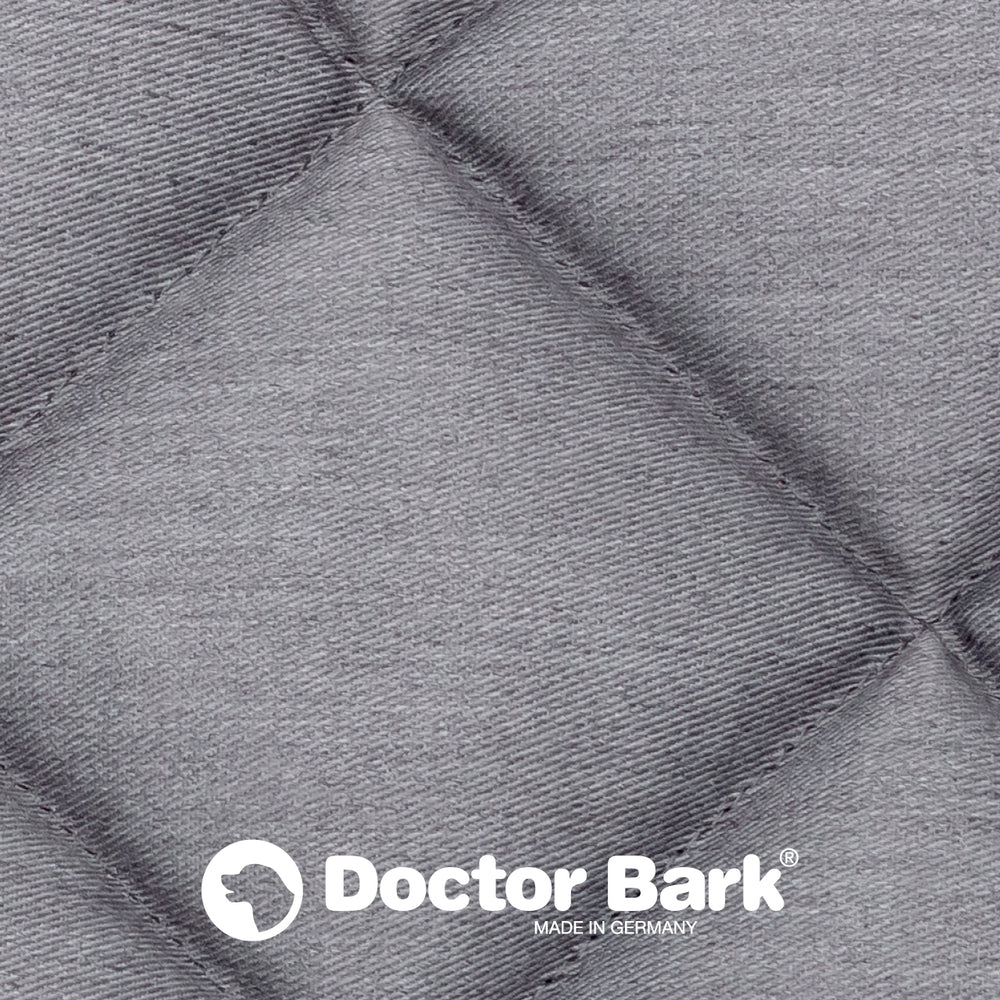 Graue Fleece Steppdecke mit Rautensteppung und Doctor Bark Logo, MADE IN GERMANY. Perfekt für gemütliche Abende.