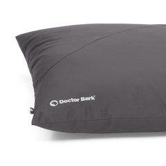 Graues Doctor Bark Country-Kissen mit geometrischer Naht und weißem Logo, schlicht und elegant im Design.