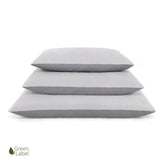 Drei graue Doctor Bark Country-Kissen in unterschiedlichen Höhen, modern gestapelt und mit Green-Logo.
