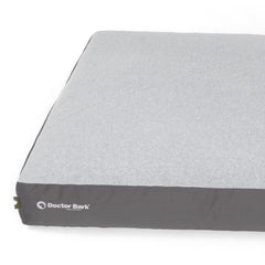 Rechteckiges Doctor Bark Lounge-Kissen in hellgrauem Bezug, ideal für Hunde, mit weichem Material und dunkler Unterseite.
