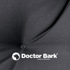Schwarzes Lounge-Kissen von Doctor Bark mit Knopfverzierung und "MADE IN GERMANY"-Logo. Ideal für Komfort und Stil.