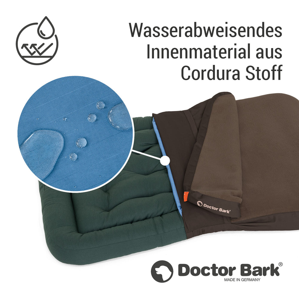 Hundedecke von Doctor Bark aus wasserabweisendem Cordura-Stoff mit Wassertropfen auf der Oberfläche.