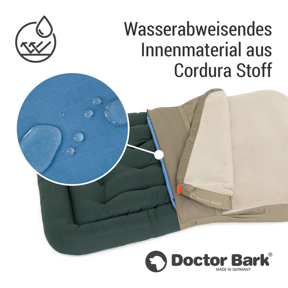 Aufgerollte Doctor Bark Fleece-Unterlage aus wasserabweisendem Cordura mit abperlenden Wassertropfen.