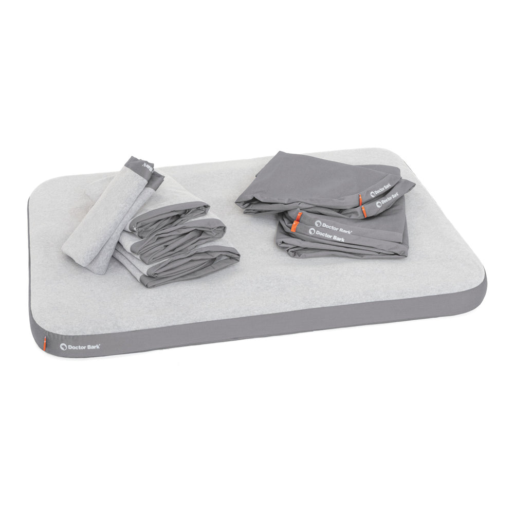 Graue Doctor Bark Fleece Matte mit abgerundeten Kanten und gefalteten Laken in verschiedenen Größen.