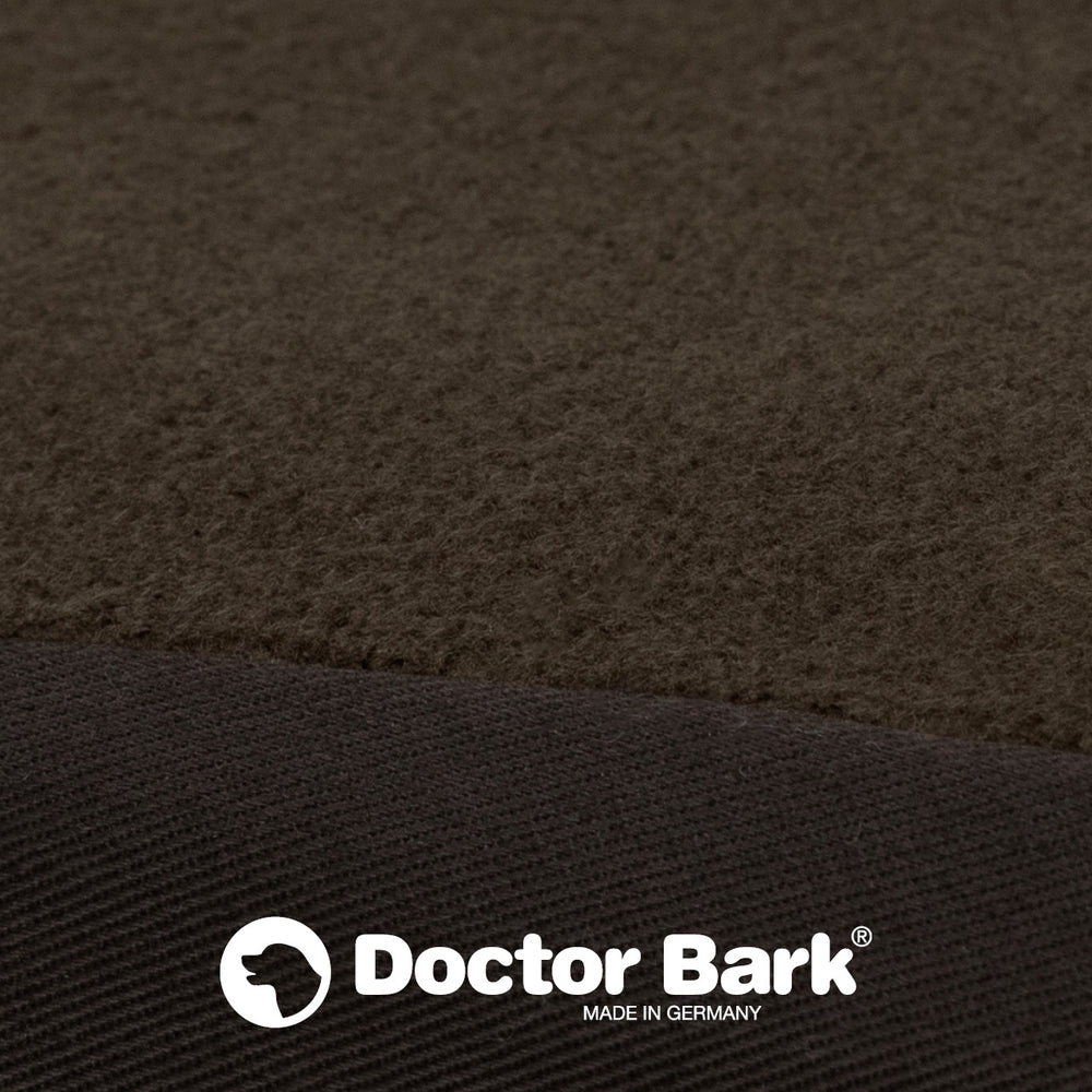 Orthopädische Matratze von Doctor Bark mit zwei verschiedenen Stofflagen in Brauntönen und samtiger Textur.