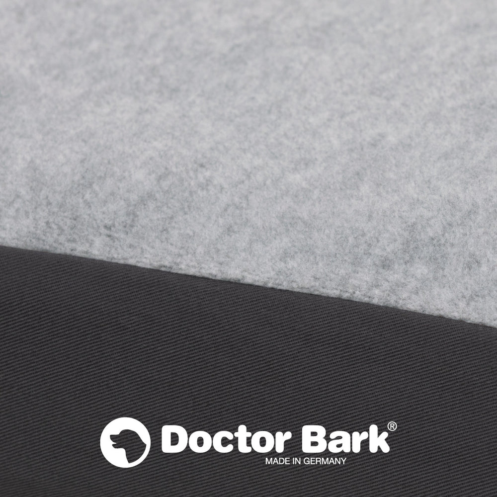 Graue und schwarze Stofflagen der Doctor Bark orthopädischen Matratze mit Logo und Text "MADE IN".