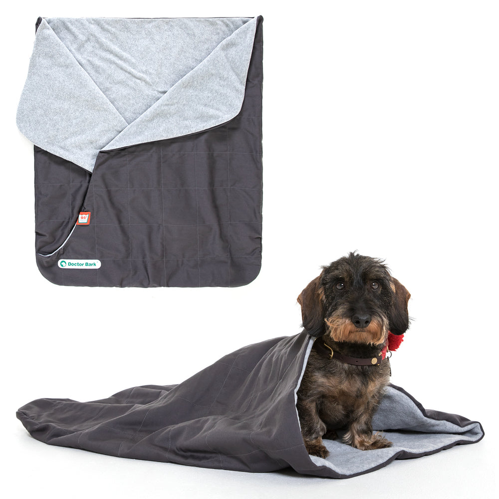 Hunde-Schlafsack in Grau mit hellgrauer Innenseite und Doctor Bark-Logo, in zwei Ansichten abgebildet.