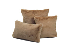 Braune Kissenbezüge aus Webpelz in verschiedenen Größen auf weißem Hintergrund angeordnet.