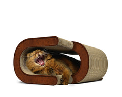 Braungetigerte Katze gähnt in der geschwungenen Katzenhöhle aus Naturmaterialien und Kunstleder. Ideal für große Stubentiger.