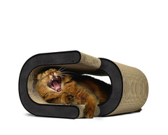 Katze entspannt in modernem LA VAGUE XL Kratzmöbel aus Holz und Sisal, orangefarben und gähnend.