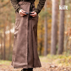 Person in braunem Kilt im Wald, umgeben von herbstlichen Farben und Bäumen. Kilt mit Gürtel befestigt.