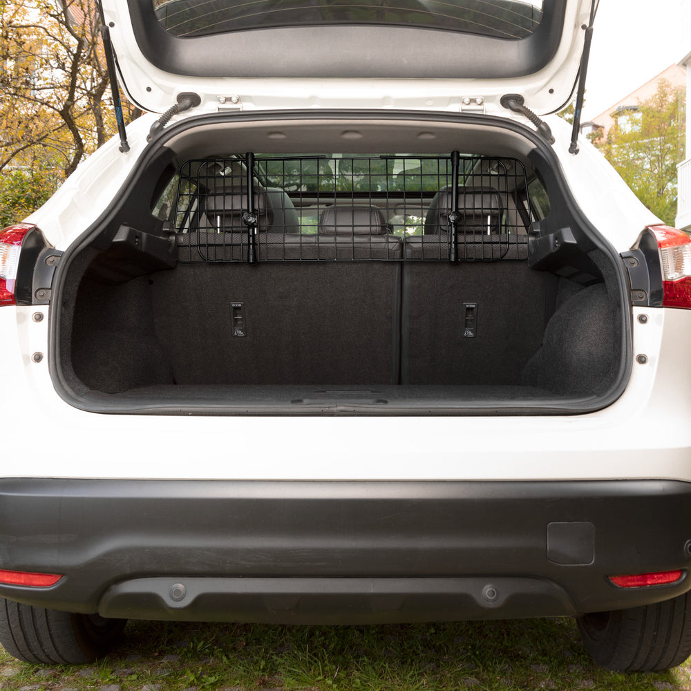 Kofferraum eines weißen SUVs mit installiertem Doctor Bark Universal Kofferraumgitter zur Trennung von Innenraum und Gepäck.