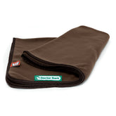 Braune Fleece Kuscheldecke von Doctor Bark, weich gefaltet mit Logo-Etikett in der Ecke. Ideal für gemütliche Momente.