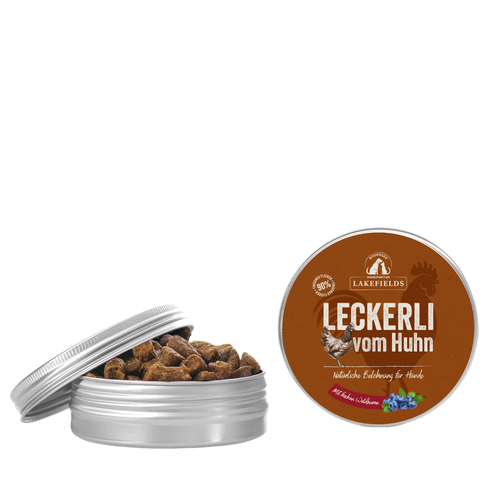 Runde Dose mit "Leckerli vom Huhn" von Lakefields, gefüllt mit braunen Snacks auf hellem Hintergrund.