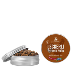 Runde Dose mit "Leckerli vom Huhn" von Lakefields, gefüllt mit braunen Snacks auf hellem Hintergrund.