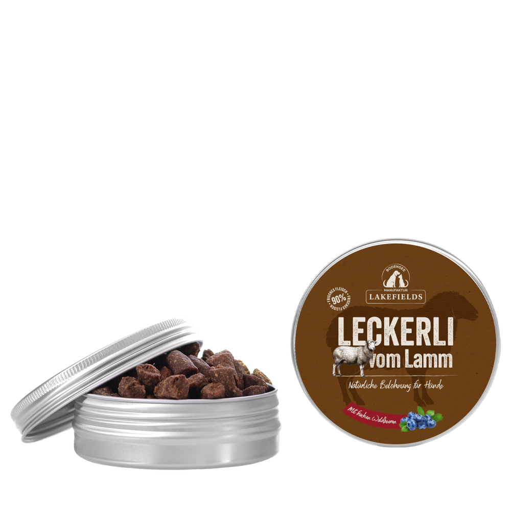 "Metall-Dose mit Hundeleckerlis vom Lamm der Marke Lakefields, teilweise geöffnet vor schwarzem Hintergrund."