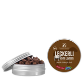 "Metall-Dose mit Hundeleckerlis vom Lamm der Marke Lakefields, teilweise geöffnet vor schwarzem Hintergrund."