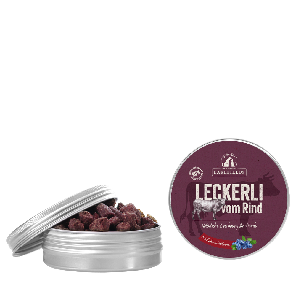 Silberne Dose mit Hundeleckerlis aus Weiderind, teilweise geöffnet, mit dem Aufdruck „Leckerli vom Rind“.