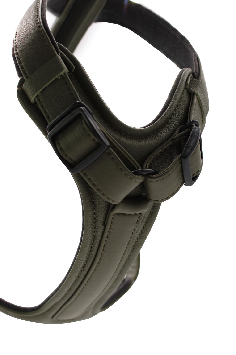 Olivgrünes, ergonomisches Hundegeschirr aus Leder, gepolstert und mit verstellbaren Riemen für optimalen Komfort.