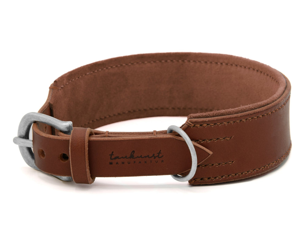 Brauner Ledergürtel mit eleganter silberner Schnalle und dekorativer Naht auf der Außenseite.