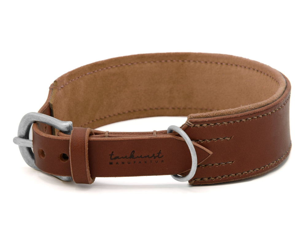 Braunes Lederhalsband "Wildfang" mit metallener Schnalle und logo, glänzende Oberfläche, leicht ausgefranste Kante.