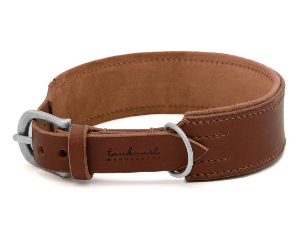 Braunes Lederhalsband Wildfang mit silberner Schnalle und seidig matter Textur, Logo der tanburst manufaktur sichtbar.