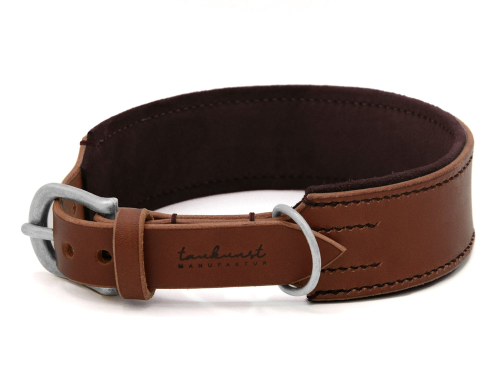 Brauner Lederhalsband Wildfang mit eleganter silberner Schnalle und glatter Oberfläche, ideal für stilvolle Auftritte.