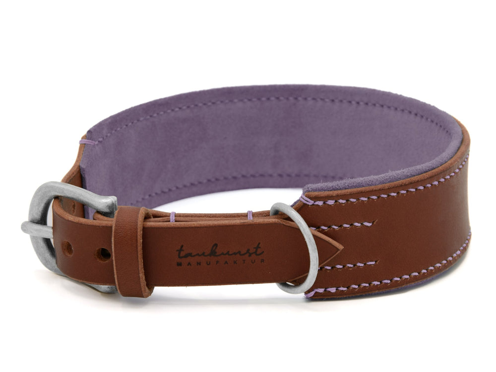 Braunes Lederhalsband mit lila Innenseite, silberner Schnalle und eleganter Kontrastnaht für Hunde.