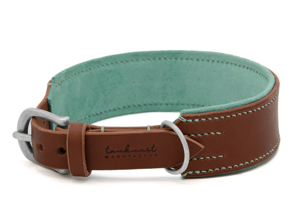 "Hundehalsband aus braunem Leder mit mintgrüner Innenseite und silberner Schnalle, nahtlos verarbeitet."
