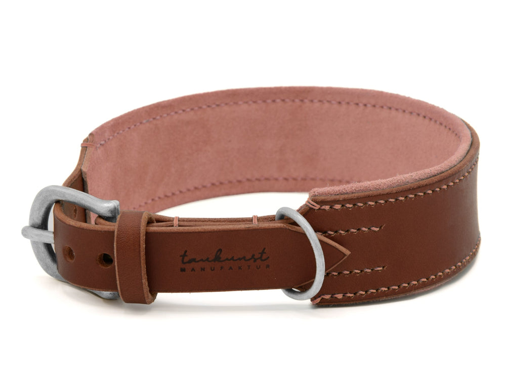 Braunes Lederhalsband mit silberner Schnalle und hellem Innenfutter, beschriftet mit "tanhuurst Manufaktur".