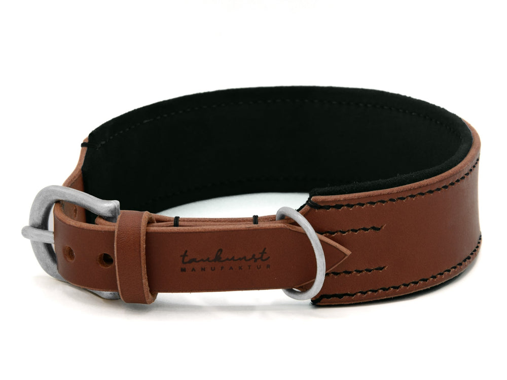 Braunes Lederhalsband "Wildfang" mit stabiler Bauweise und schlichter Metallschnalle, innen schwarz beschichtet.