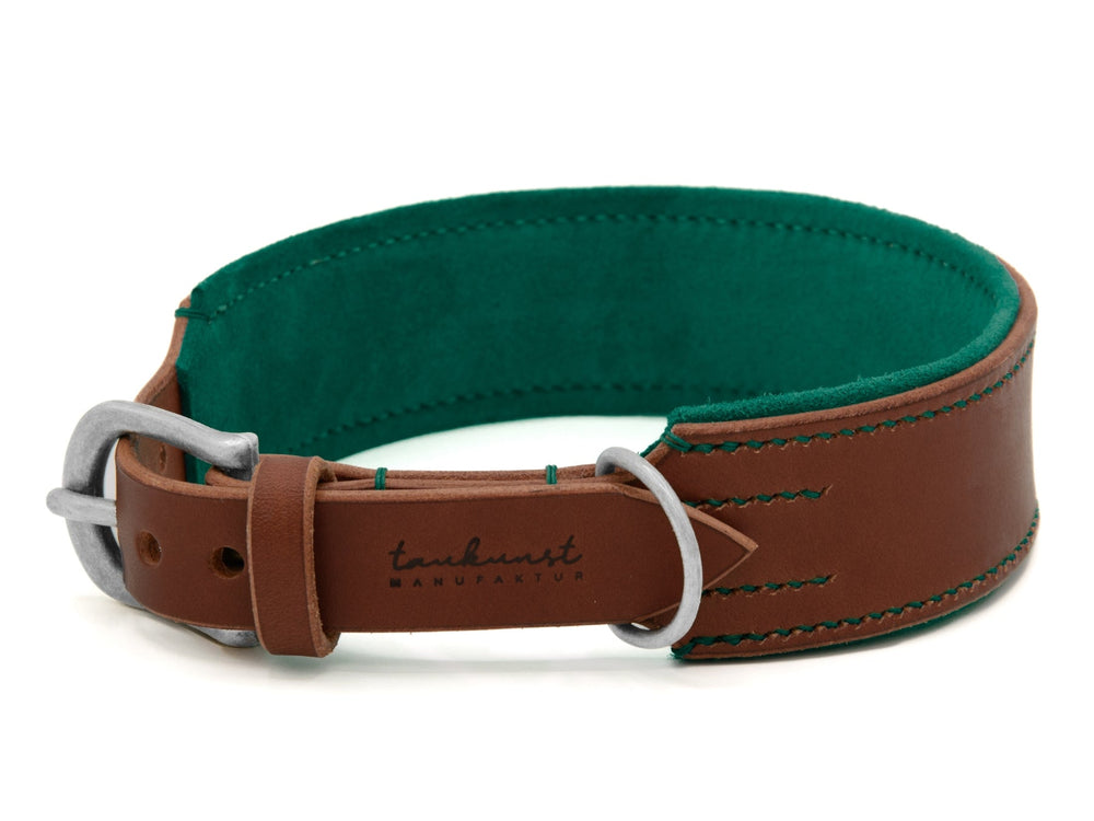 Braunes Lederhalsband 'Wildfang' mit grüner Innenseite und silberner Schnalle, weich gepolstert für hohen Tragekomfort.