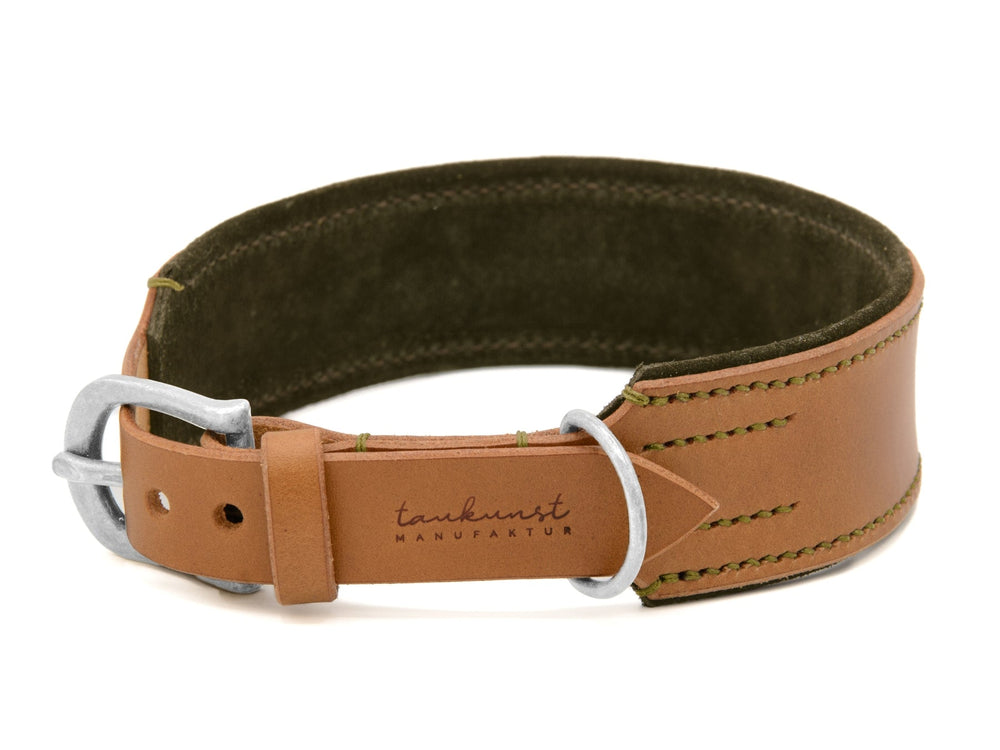 Breites Lederhalsband Wildfang in braun mit dunkelgrüner Innenseite und silberner Schnalle, verziert mit klassischem Stichmuster.