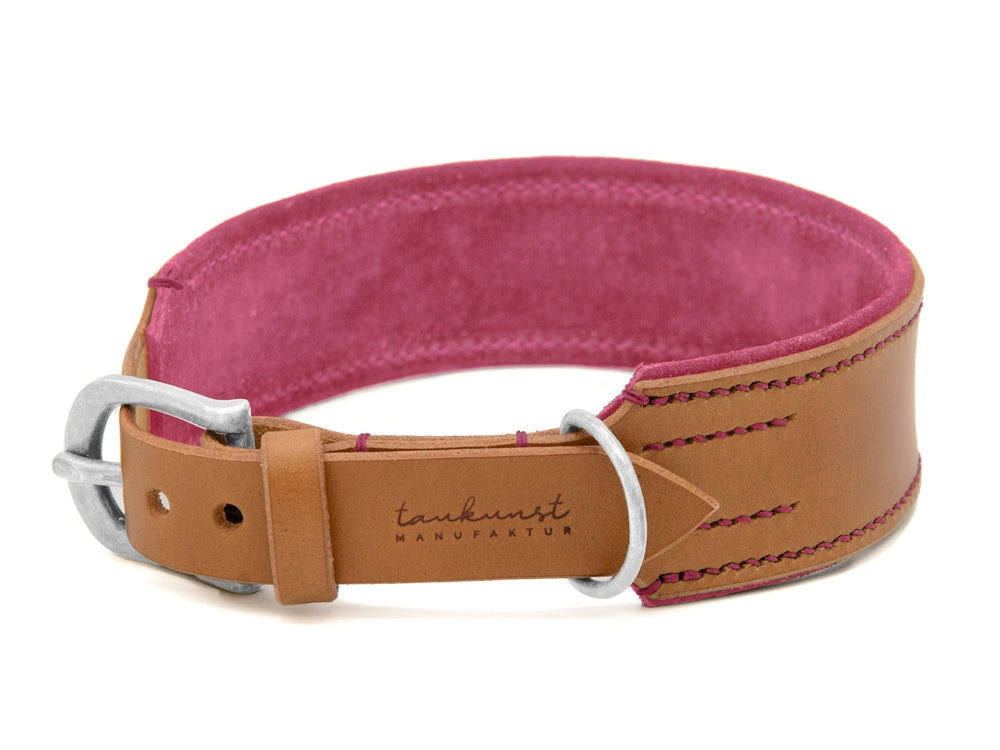 Lederhalsband Wildfang für Hunde, hellbraun außen, pink innen, mit silberner Metallschnalle und D-Ring.