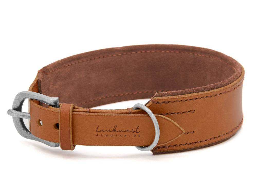 Braunes Lederhalsband "Wildfang" mit silberner Schnalle und Prägung von tankunst MANUFAKTUR. Stilvolles Design für Hunde.