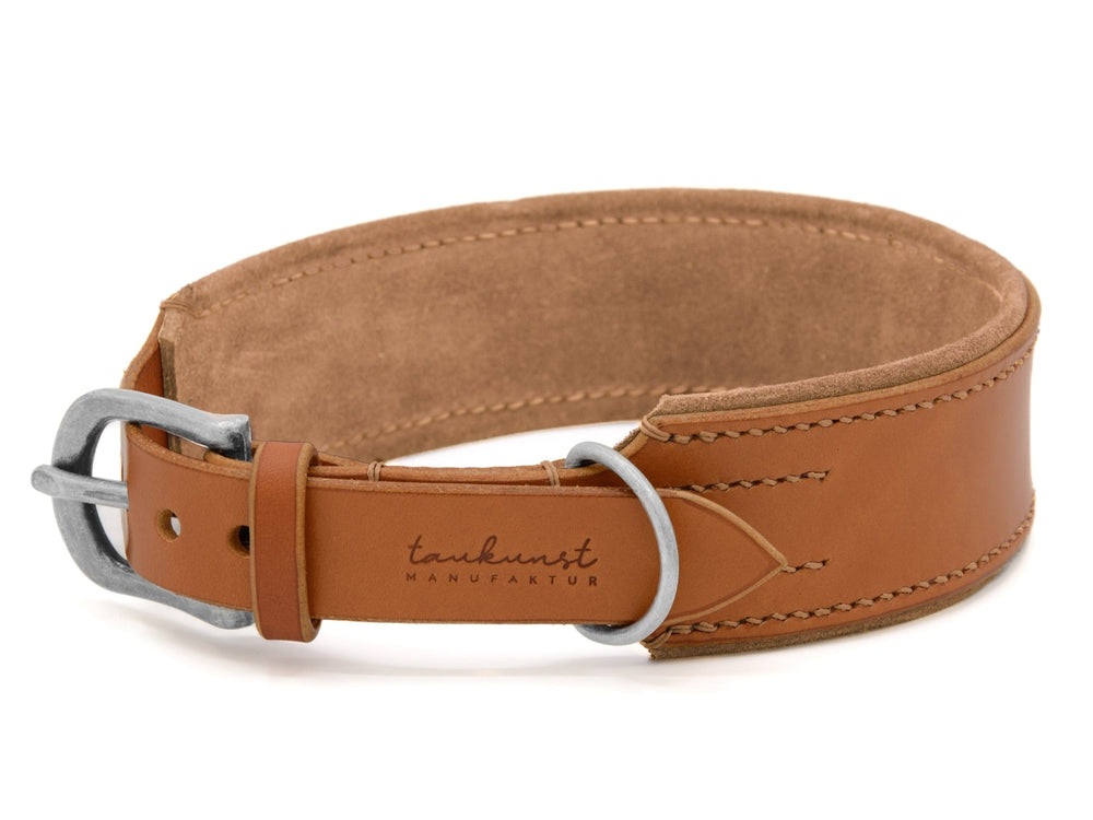 Breiter, brauner Lederhalsband Wildfang mit silberner Metallschnalle und weicher, unregelmäßig genähter Innenseite.